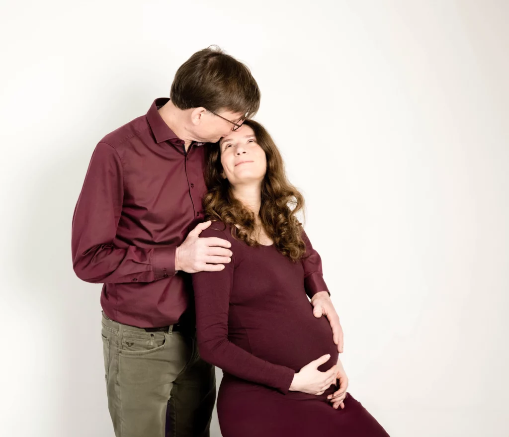 babybauch-fotoshooting-im-fotostudio-in-dortmund-paar-shooting-schwangerschaft-mit-barhocker-fotografin