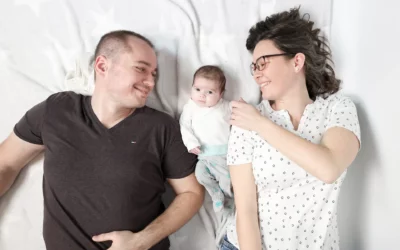 familien-shooting-studio-eltern-tochter-natuerlich