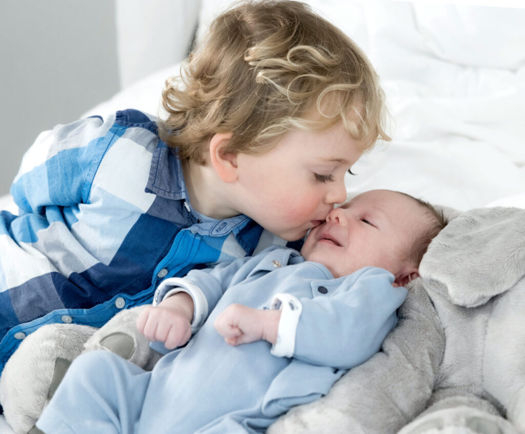 fotoshooting-geschwister-newborn-mit-bruder-blaues-outfit