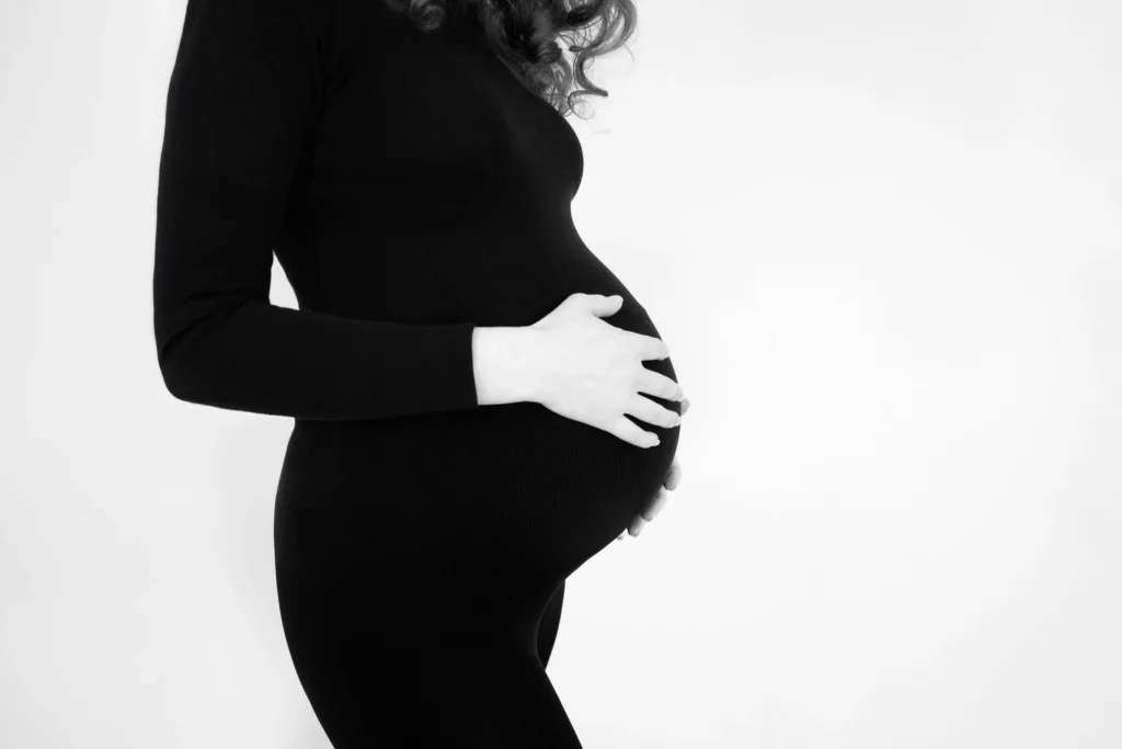 babybauch-fotoshooting-im-fotostudio-in-dortmund-paar-shooting-schwangerschaft-sw-minimalistisch-fotografin