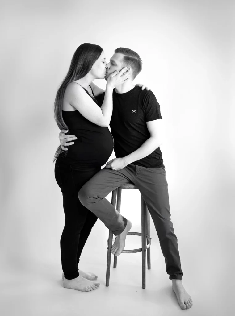 schwangerschaft-shooting-fotograf-dortmund-fotostudio-mutter-vater-sw-paar-auf-barhocker
