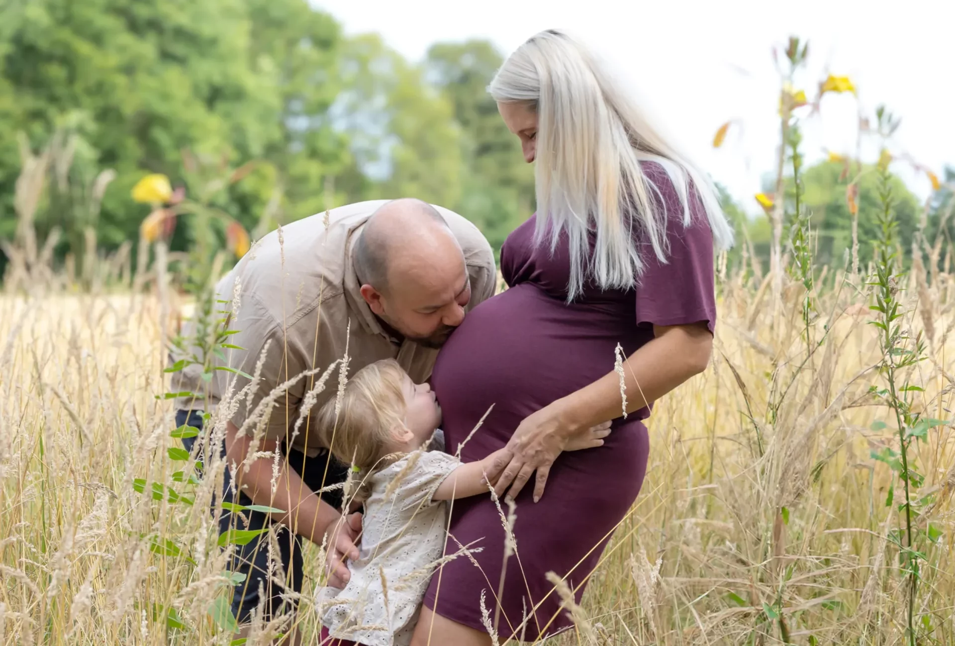 schwangerschafts-shooting-familie-geschwisterkind-natuerlich-outdoor-getreidefeld