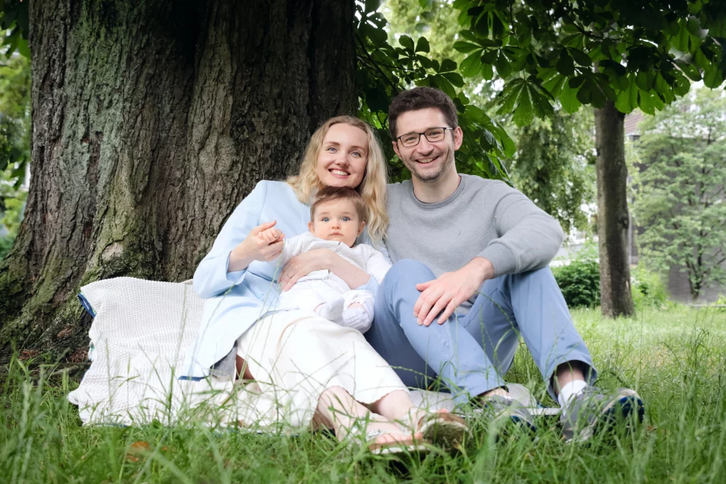 familien-fotografie-outdoor-vater-mutter-sohn-natuerliches-foto-unter-baum