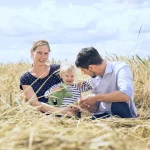 familien-fotografie-outdoor-vater-mutter-tochter-babybauch-kornfeld