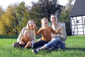 familien-fotografie-outdoor-vater-mutter-soehne-herbst-wiese-baum