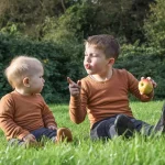 geschwister-foto-outdoor-brueder-wiese-natuerliches-foto