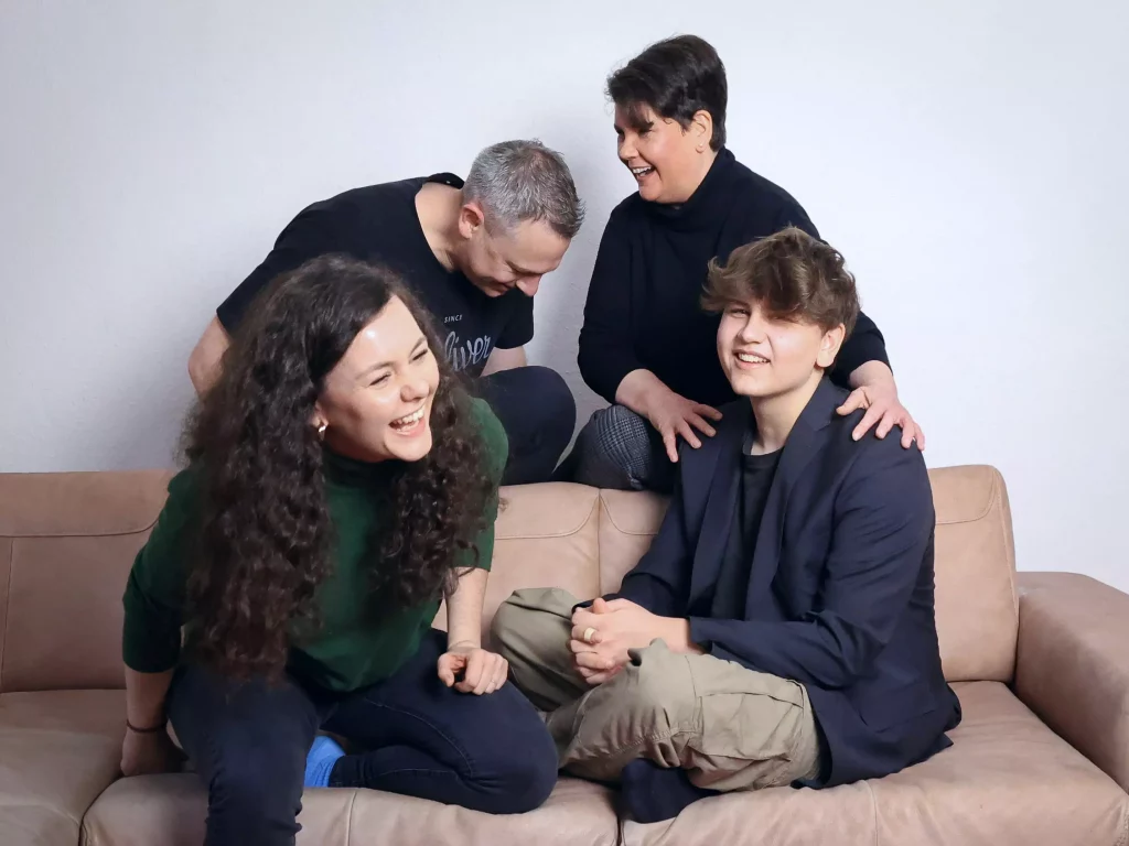 familien-fotografie-homeshooting-vater-mutter-sohn-tochter-zuhause-spaß-natuerliches-foto
