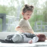 geschwister-foto-homeshooting-schwester-newborn-bruder-zuhause