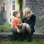 mutter-sohn-foto-outdoor-shooting-familien-fotos-natuerlich