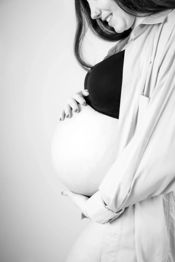 schwangerschaft-shooting-fotograf-dortmund-fotostudio-mutter-herrenhemd