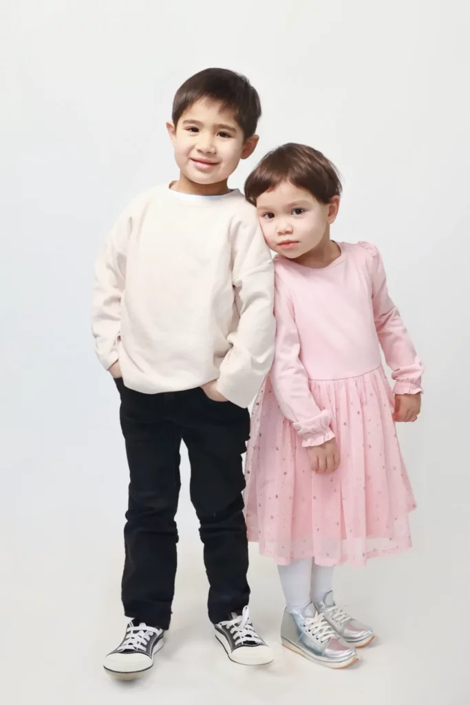 geschwister-fotoshooting-im-fotostudio-in-dortmund-geschwisterliebe-familie-fotograf-dortmund
