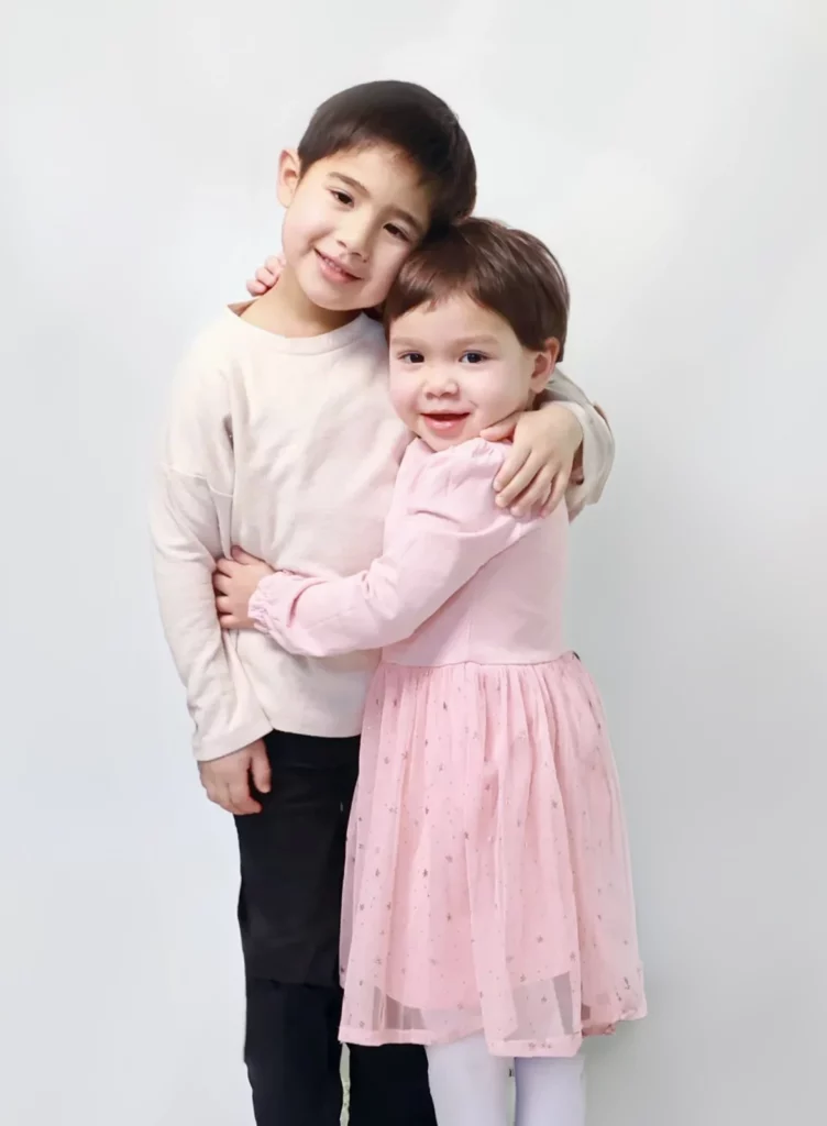geschwister-fotoshooting-im-fotostudio-in-dortmund-geschwisterliebe-familie-fotograf-dortmund