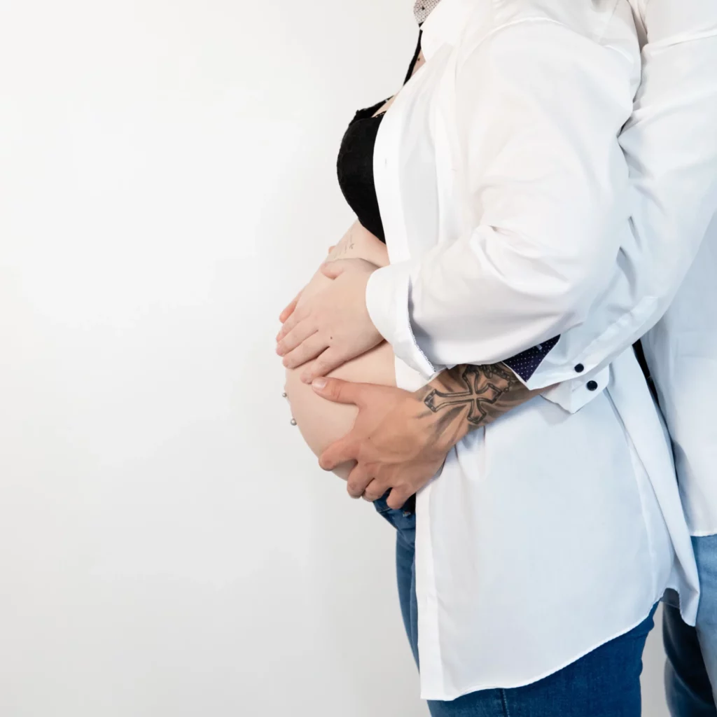 schwangerschafts-paar-shooting-studio-in-jeans-und-weißem-hemd