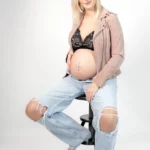 natuerliches-schwangerschafts-shooting--im-fotostudio-in-dortmund-mit-jeans-und-bh