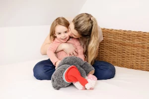familien-fotografie-homeshooting-mutter-tochter-kuss-zuhause