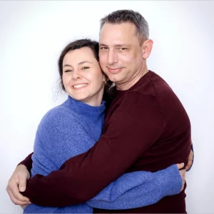 familien-fotografie-homeshooting-vater-tochter-zuhause-umarmung-liebe