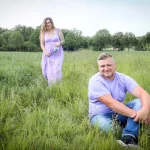 babybauch-shooting-paar-outdoor-wiese-natuerlich