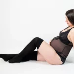 babybauch-shooting-mit-dessous-im-fotostudio-dortmund