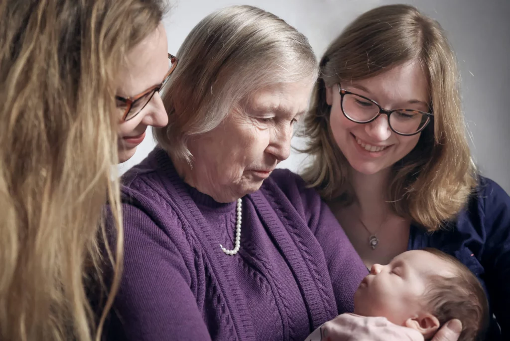 familien-fotografie-im-studio-uroma-oma-tochter-urenkel-enkel