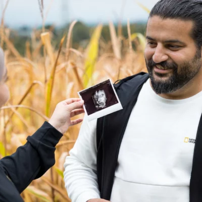 babybauch-shooting-paar-outdoor-maisfeld-kopftuch-ultraschall-bild