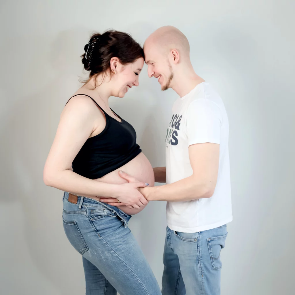 schwangerschaft-shooting-fotograf-dortmund-fotostudio-mutter-vater-jeans-natuerlich-paar-spass