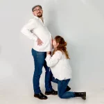 babybauch-shooting-paar-frau-kuesst-bauch-mann
