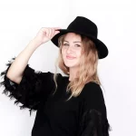 portrait-shooting-studio-dortmund-frau-mit-hut-minimalistisch