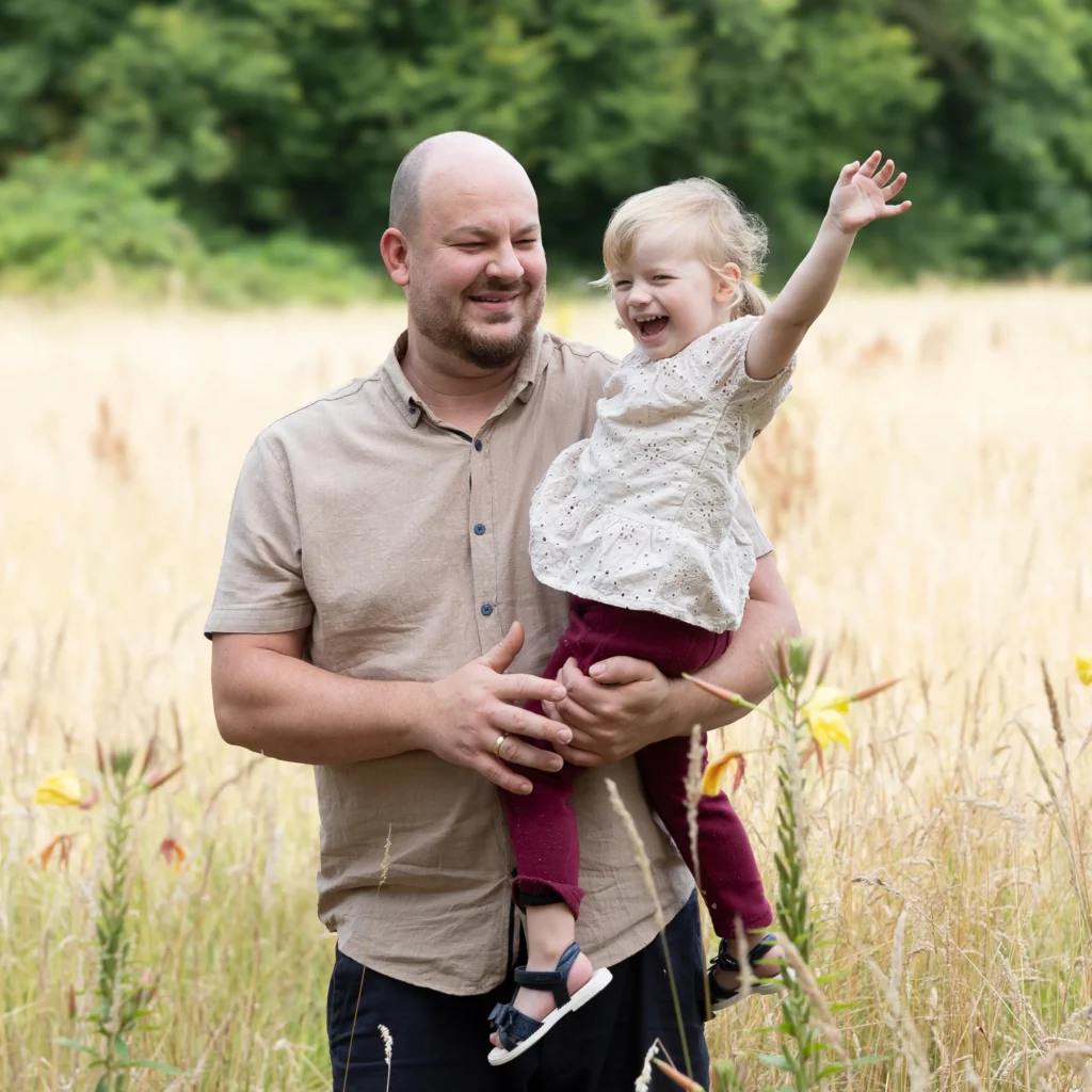 natuerliche-fotos-aus-dortmund-fotografin-nrw-foto-shooting-ruhrgebiet-newborn- witten-wetter-herdecke-bochum-ruhrgebiet-dortmund-hattingen-unna-luedenscheid-luenen-iserlohn-hagen-selm-kind-fotoshooting-fotograf-dortmund-natuerliche-fotos-vater-tochter-fotoshooting-outdoor