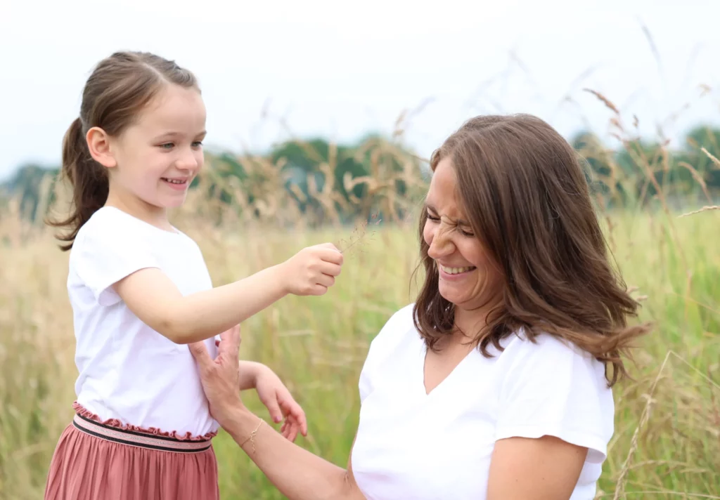 mutter-tochter-babybauch-fotoshooting-outdoor-spaß-getreide-feld