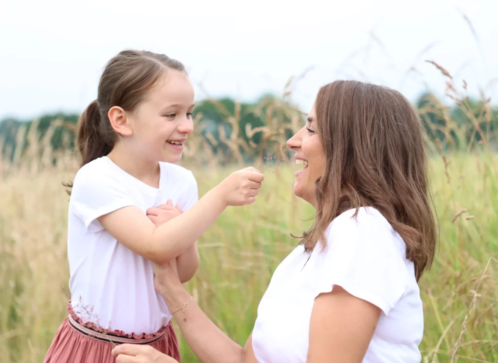 mutter-tochter-babybauch-fotoshooting-outdoor-spaß-getreide-feld