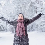 portrait-shooting-outdoor-im-schnee-frau-lacht-schneeflocken