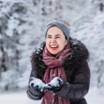 portrait-outddooshooting-im-schnee-frau-lacht