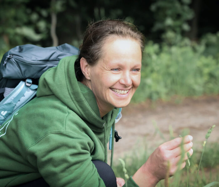 business-portrait-outdoor-frau-in-natur-laechelt