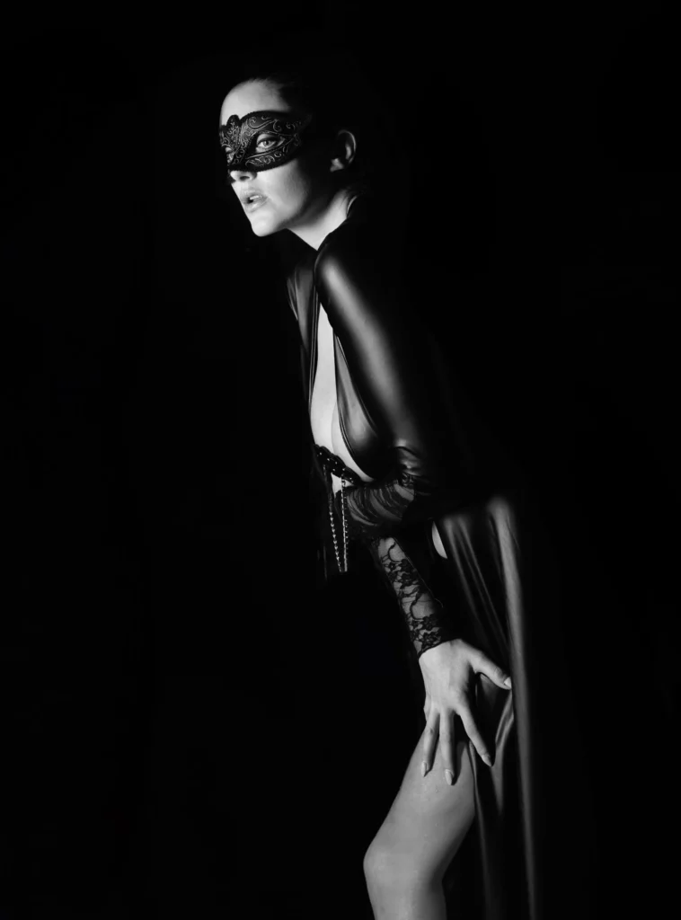 boudoir-dessous-sensual-fotoshooting-fotografin-dortmund-sw-lack-und-leder-sm-gesichtsmaske-fetisch